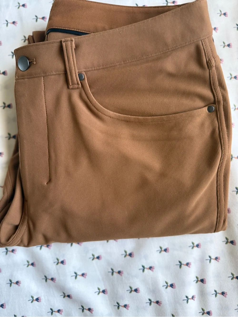 lululemon athletica Men's Chinos in Warm Brown